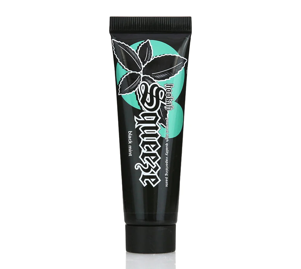 Black Mint est la première variété hookahSqueeze à la mélasasse de canne à sucre noire. Un hommage à “Zomo Black”, un tabac plutôt moins connu en Allemagne et malheureusement plus disponible de nos amis de longue date de Zomo. Et en même temps, le favori du directeur général et développeur hookahSqueeze, Zomo Black ou hookahSqueeze Black Mint ne doit manquer dans aucune tête en tant qu'ingrédient de mélange.